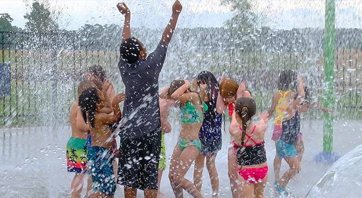 kids enjoying splash pad